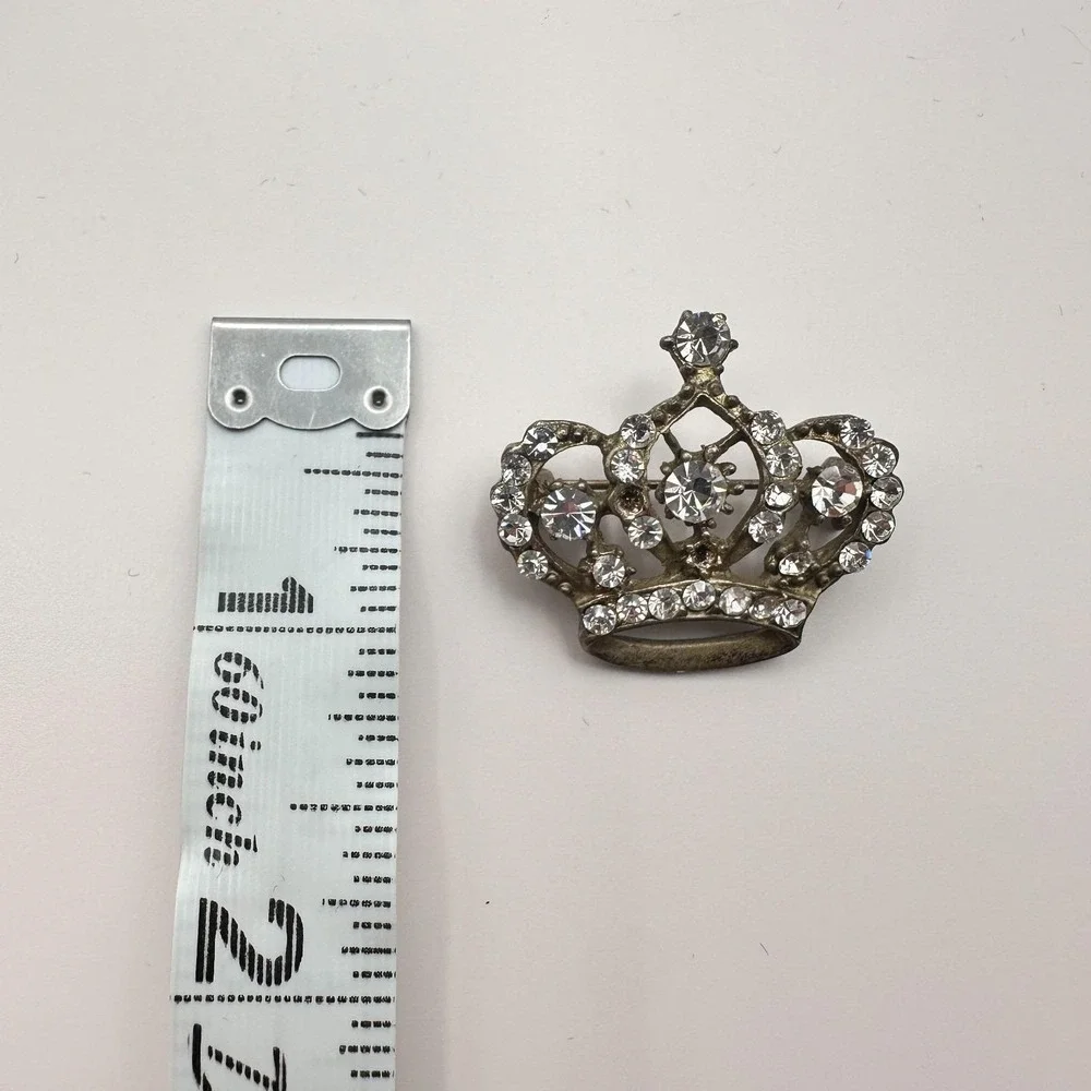 Vintage‎ 80s White Glass Silver Tone Crown Brooch Pin Royal Regency Jewelry